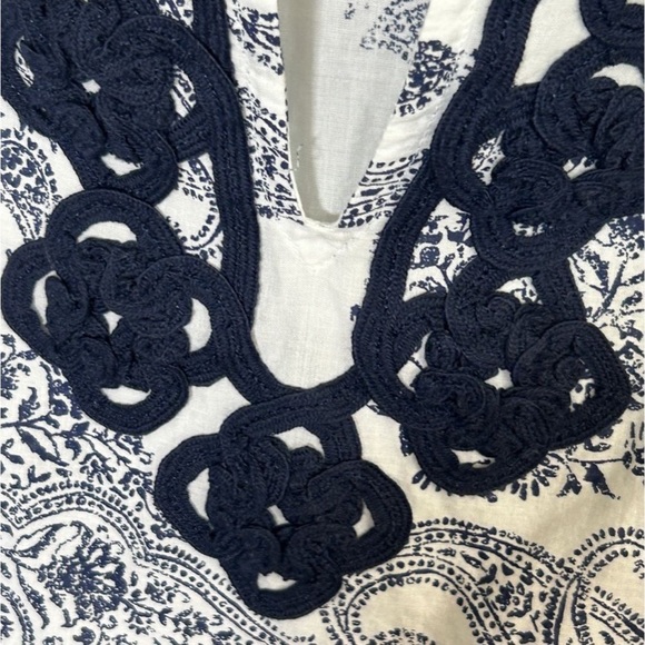 Liz Claiborne blue & white tunic. Size Medium. Excellent - like new - condition. - Picture 3 of 8